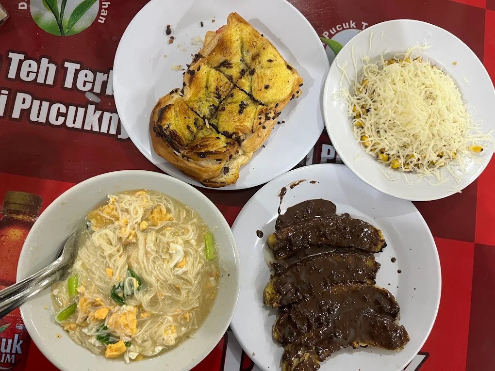 Roti Bakar & Susu Sapi Murni 367 Semarang, Tiap Malam Selalu Full!